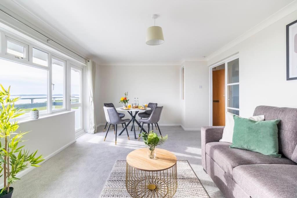 uma sala de estar com um sofá e uma mesa em WOW! SeaView Beach Apartment Sleeps 6-Free Parking em Bournemouth