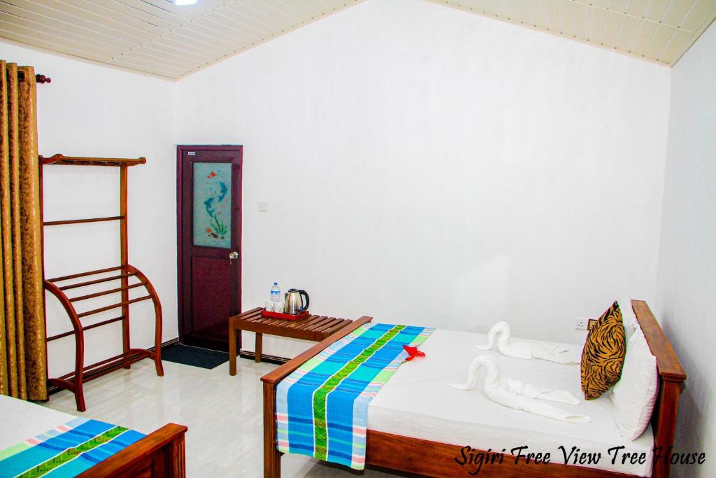 Postel nebo postele na pokoji v ubytování Sigiriya Free View Tree House & Villa