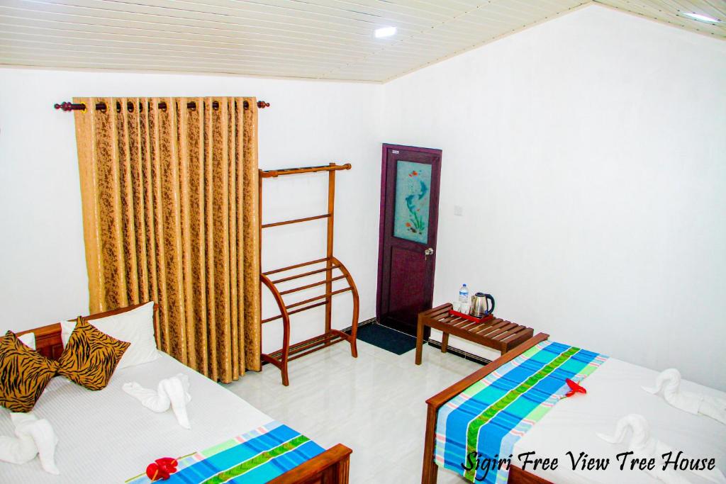 Postel nebo postele na pokoji v ubytování Sigiriya Free View Tree House & Villa