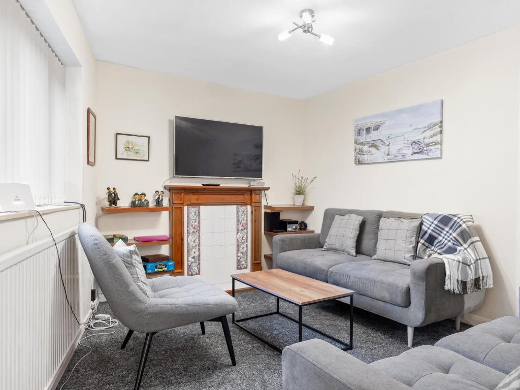uma sala de estar com dois sofás e uma televisão em 3 bed Cottage in the Heart of Ulverston em Ulverston