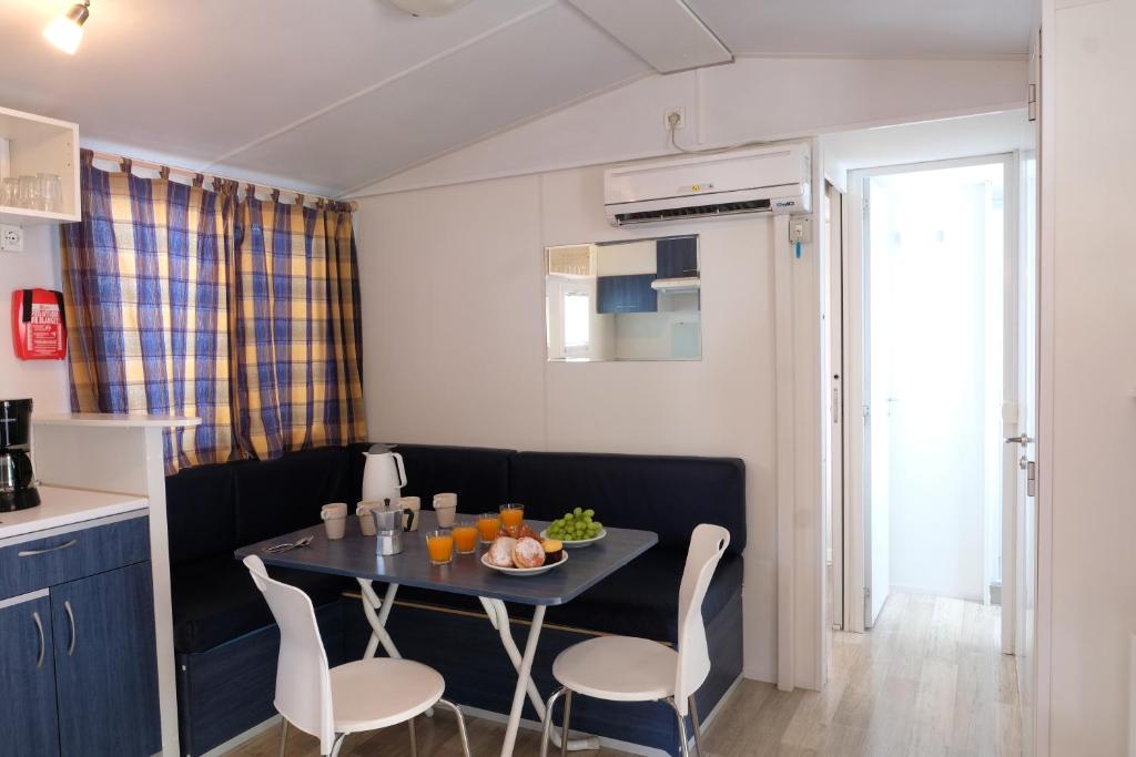Kuchyň nebo kuchyňský kout v ubytování Happy Camp Mobile Homes in Camping Bella Austria
