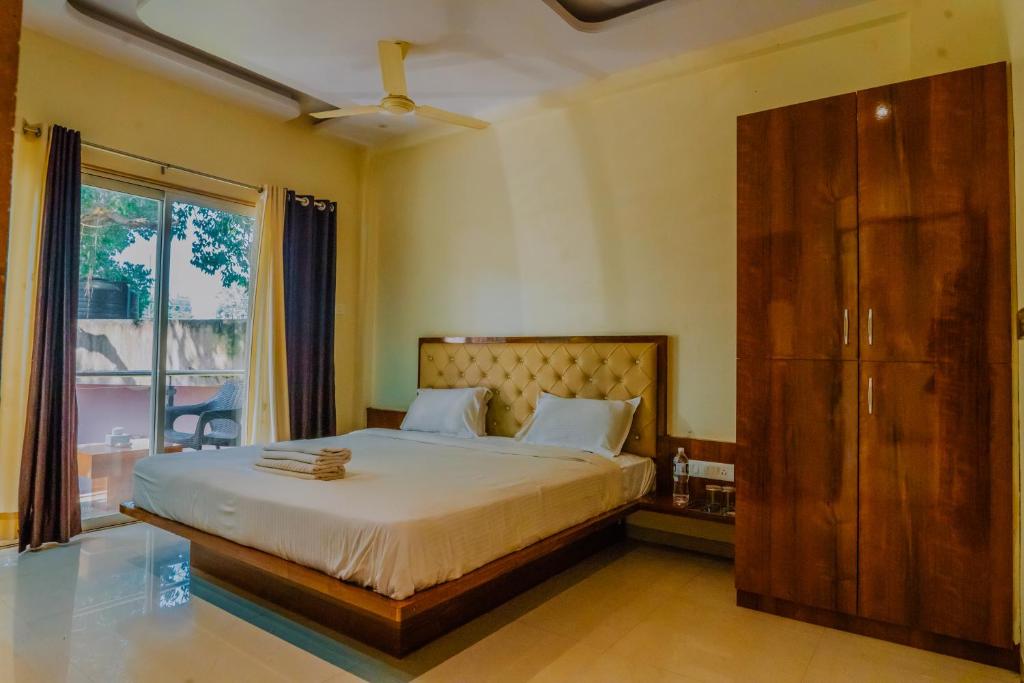 Postel nebo postele na pokoji v ubytování Hotel Oakwood mahabaleshwar
