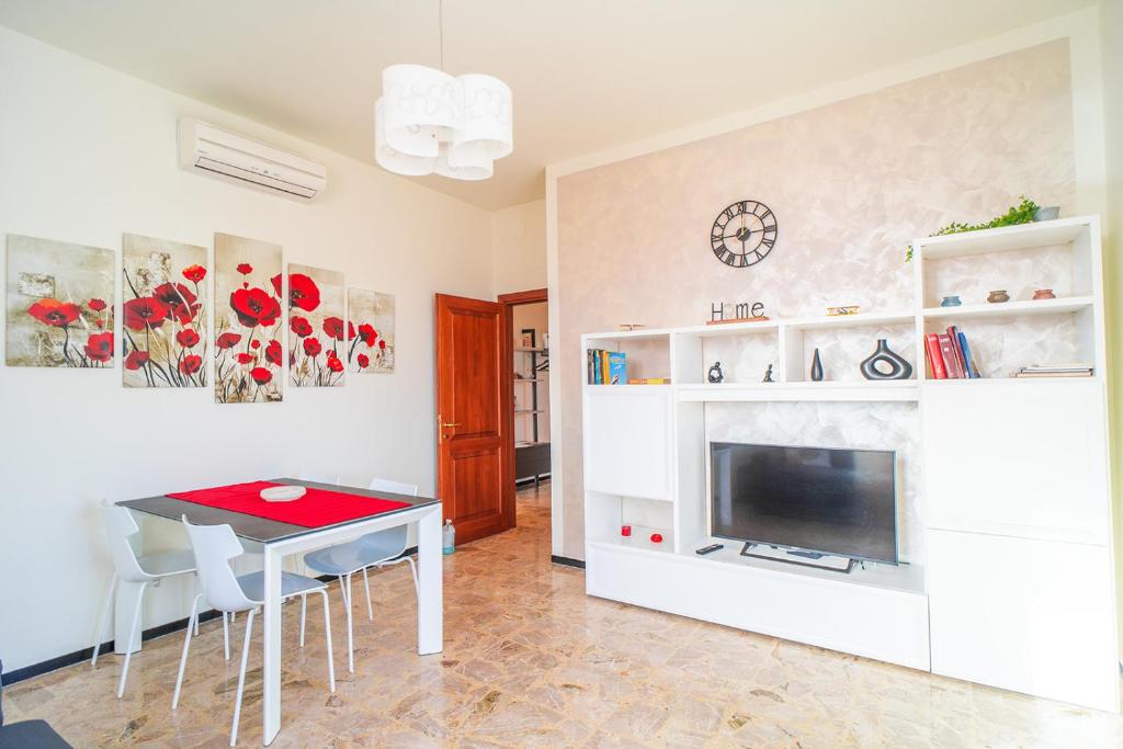 een woonkamer met een tafel en een open haard bij Alloggio Gallinara a due passi dal mare in Liguria in Albenga
