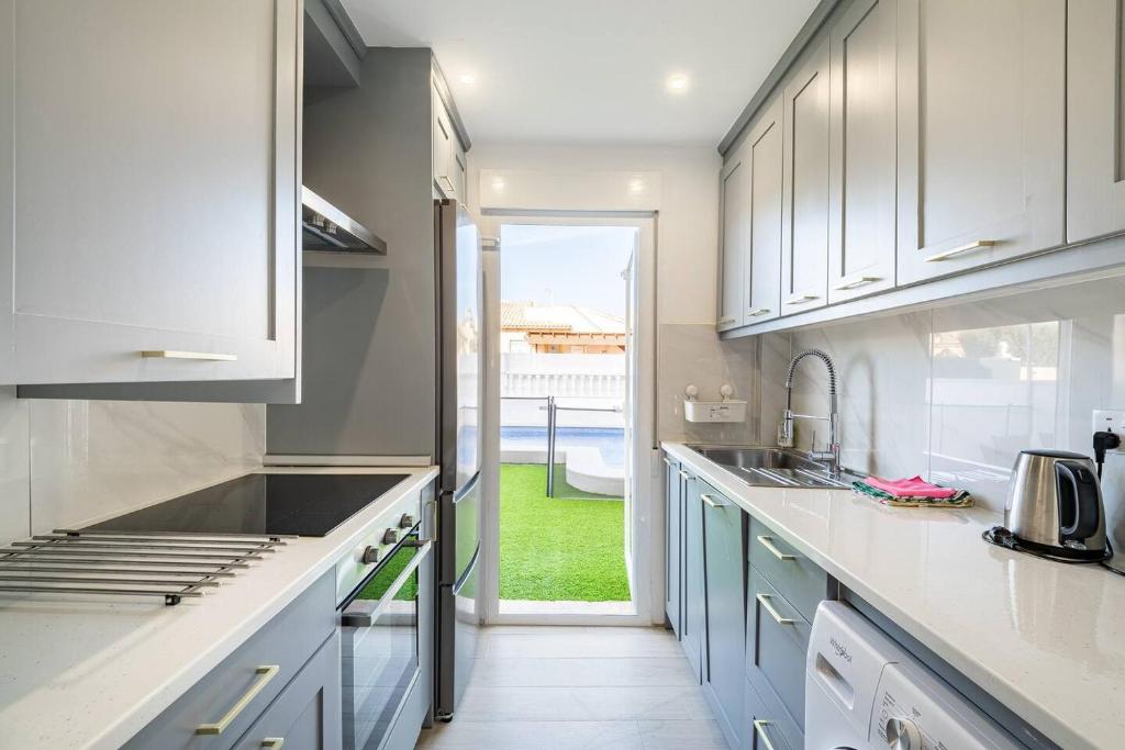 Køkken eller tekøkken på Luxury Villa - Large Private Pool - Cabo Roig Strip