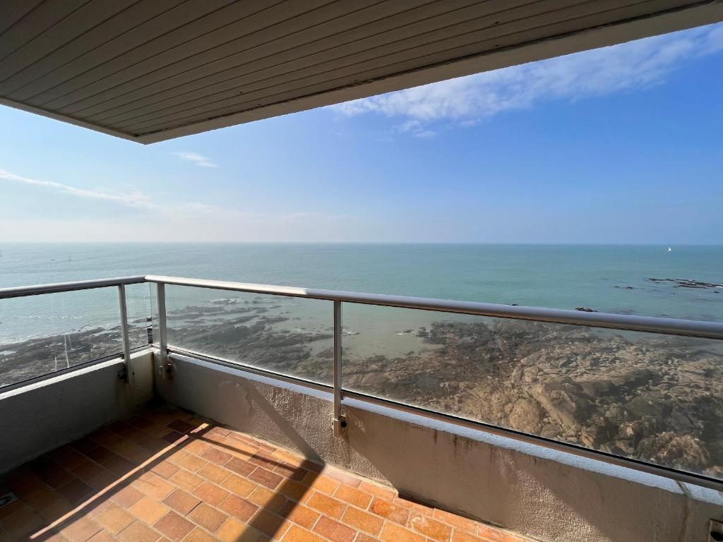 uma varanda com vista para o oceano em Appartement Les Sables-d'Olonne, 3 pièces, 4 personnes - FR-1-197-201 em Les Sables-dʼOlonne