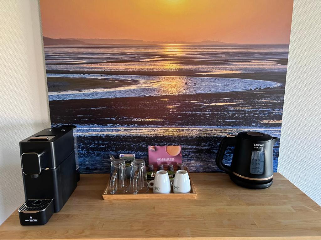 Příslušenství pro přípravu čaje a kávy v ubytování Hotel Posthuys Vlieland