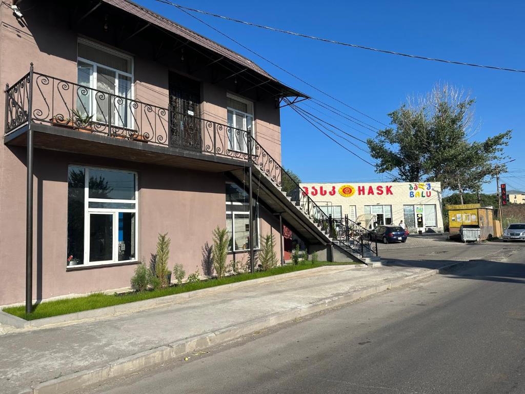 un edificio con balcón en el lateral de una calle en Hotel Elit en Ninotsminda