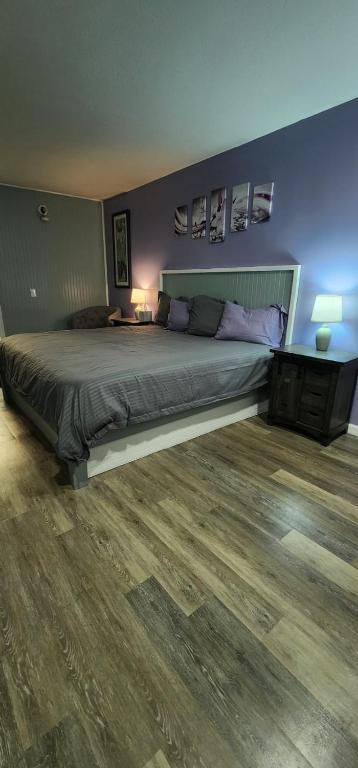 Blue Sky Inn, Renovated Rooms, Largest Outdoor Pet Space, NEW Fire pit, NEW Event Space, Movie Nights - отзывы и видео