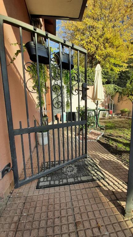 um portão para um pátio com uma mesa e um guarda-chuva em La Civetta appartamento con giardino e parcheggio em Nave