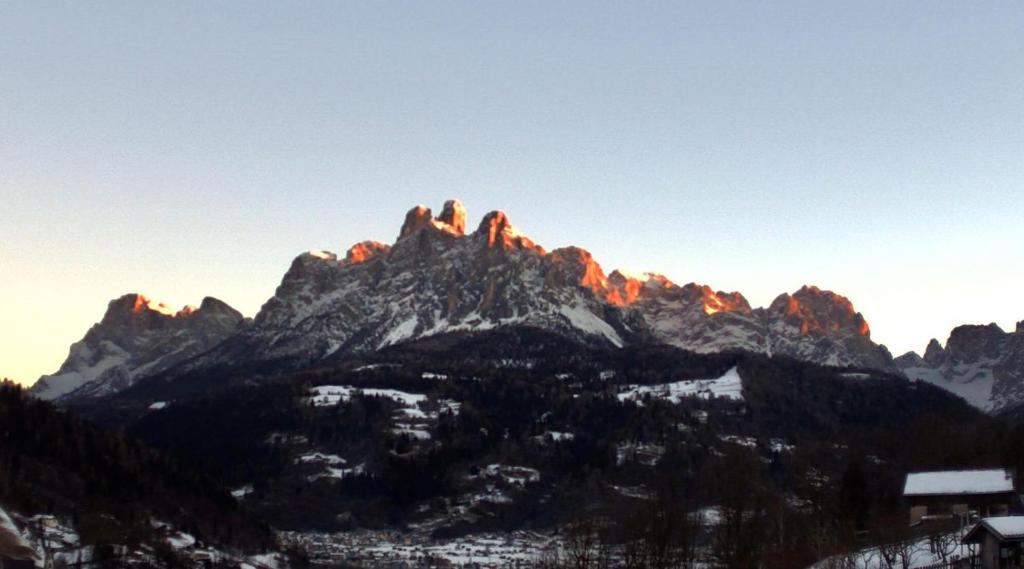 een berg met de zon erop bij Donatella&Thomas in Siror