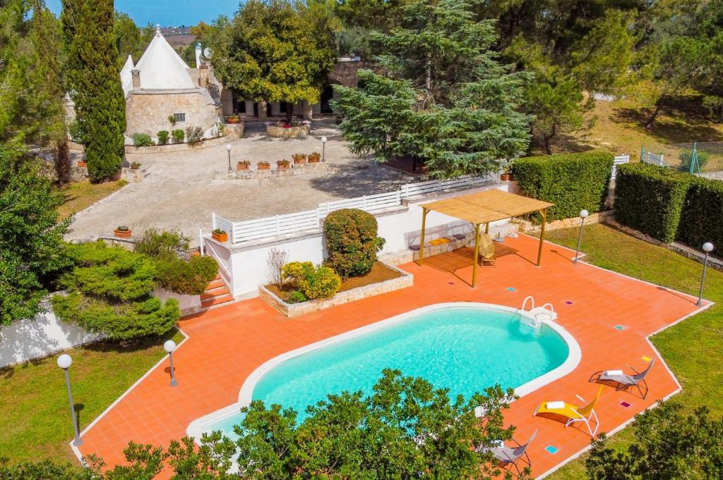 - une vue sur la piscine dans la cour dans l'établissement Villa Trullo Lumise by Villa Plus, à Martina Franca