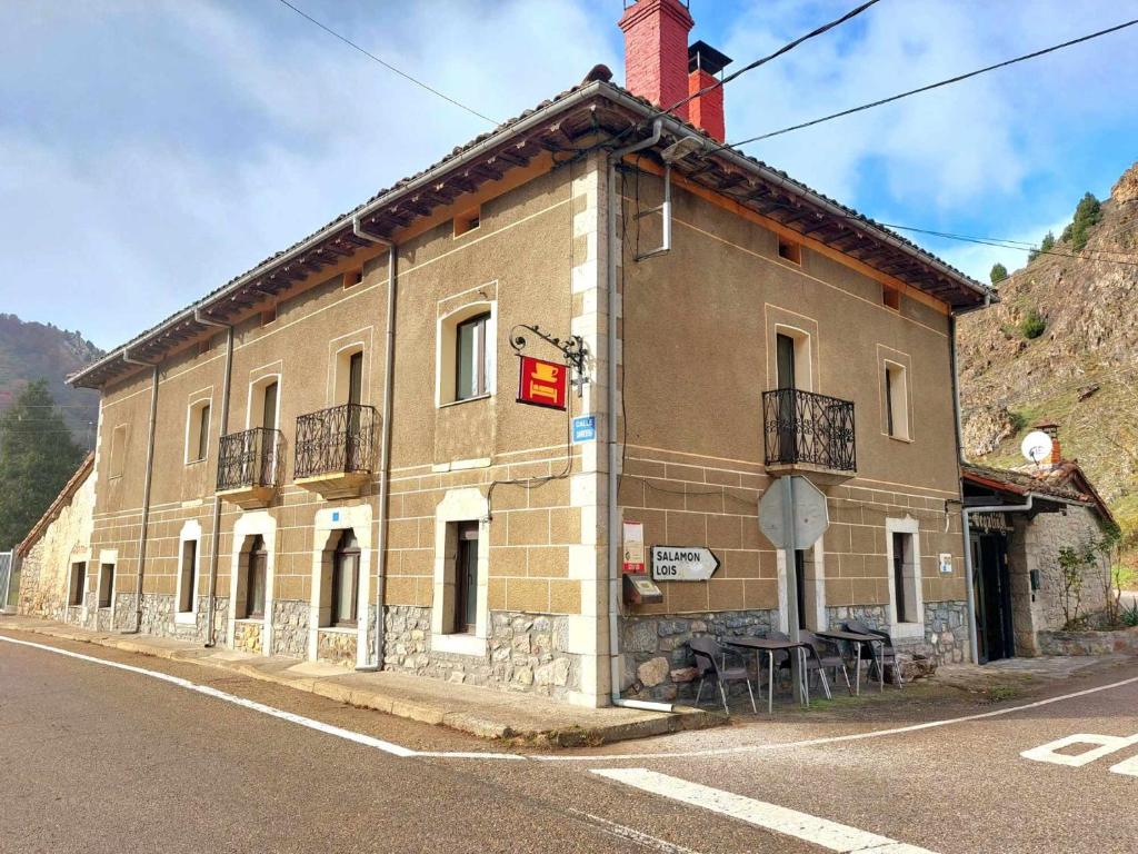 Edificio en el que se encuentra el hostal o pensión