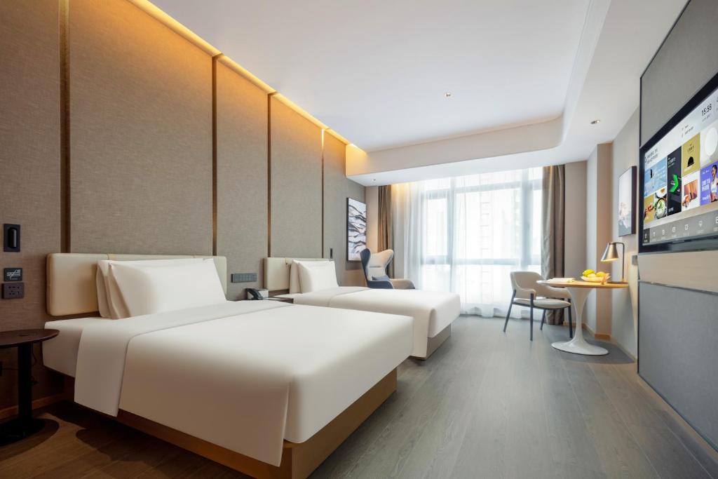 Postel nebo postele na pokoji v ubytování Atour Hotel Meizhou West Station R&F Center