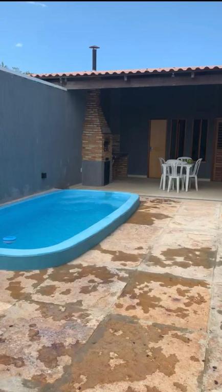 uma grande piscina azul em frente a uma casa em Casa préa kite em Cruz