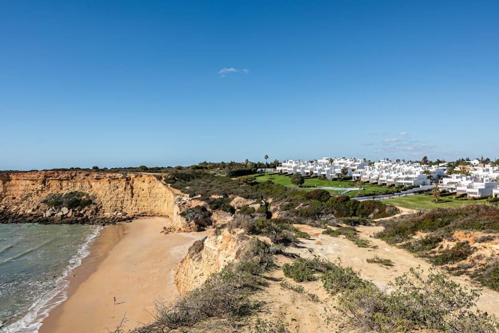vistas a una playa con edificios blancos y al océano en Ocean beachside house with pool, en Conil de la Frontera