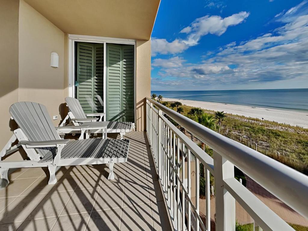 d'un balcon avec des chaises et une vue sur la plage. dans l'établissement Indigo West #402, à Perdido Key