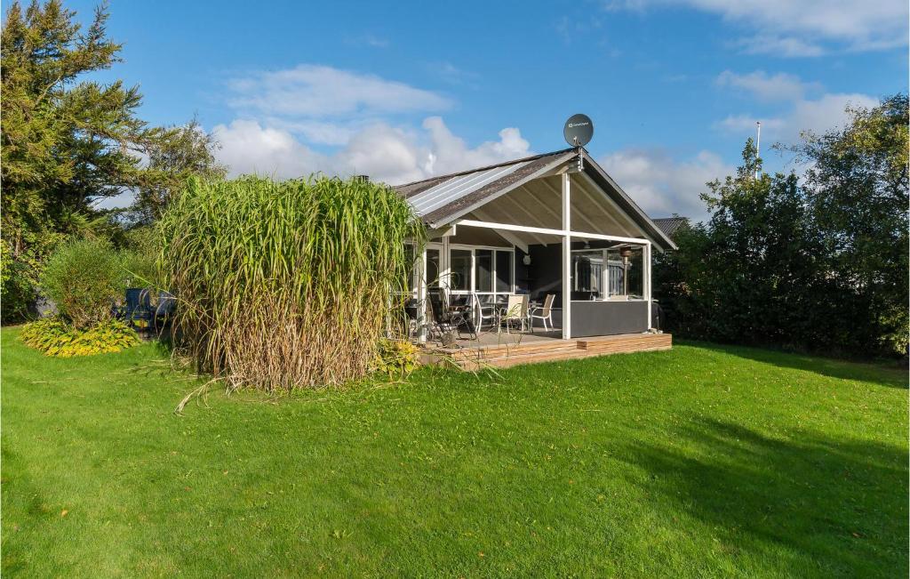 altana na trawniku w ogrodzie w obiekcie Beautiful Home In Hurup Thy With Wifi w mieście Doverodde