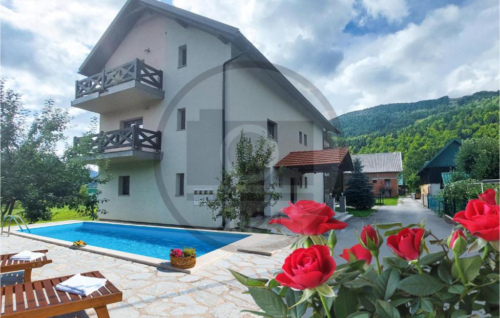 una casa con piscina y rosas rojas en 11 Bedroom Beautiful Home In Jasenak, en Jasenak