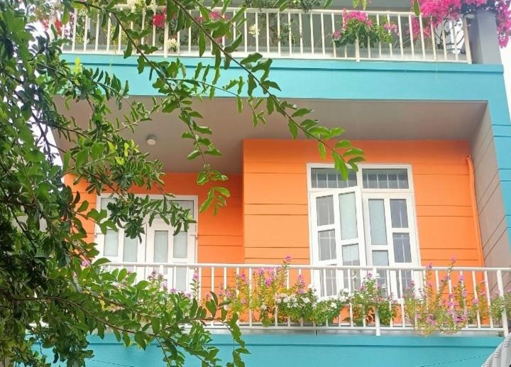 頭頓的住宿－Villa Vũng Tàu - An Thảo Home's，一座橙色和白色的建筑,设有阳台