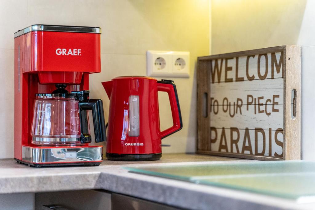 Příslušenství pro přípravu čaje a kávy v ubytování Ferienwohnung Eulennest