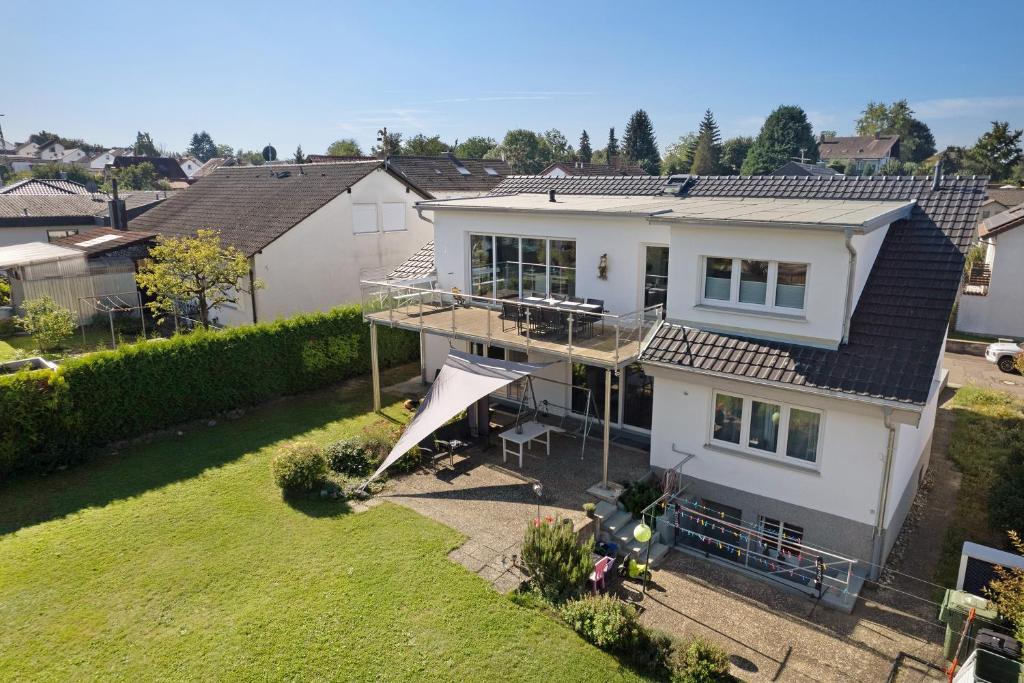 een luchtzicht op een huis met een dak bij Wolf's Apartment Rheintal in Renchen