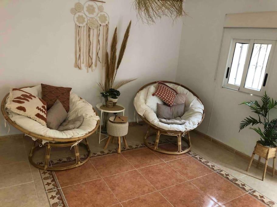 two chairs and a table in a room at Casa Vincent, 350 m tot strand, airco in Villajoyosa