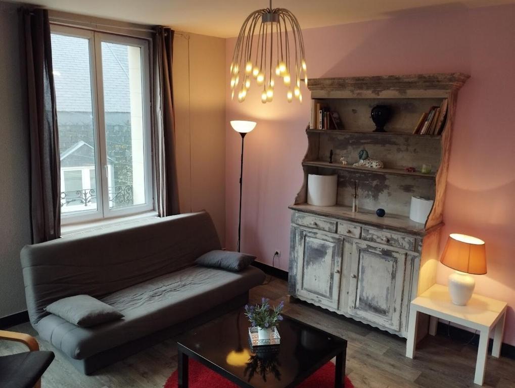 un soggiorno con divano e una grande finestra di Le Cormoran a Le Tréport