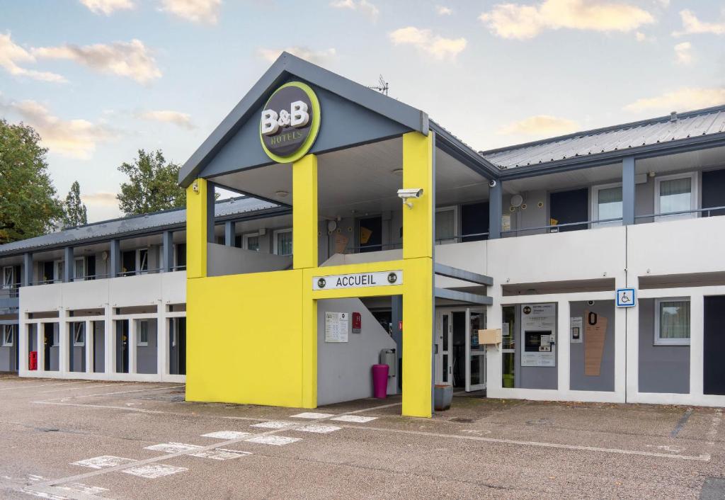 un bâtiment avec un panneau bbc à l'avant dans l'établissement B&B HOTEL Limoges 2, à Limoges