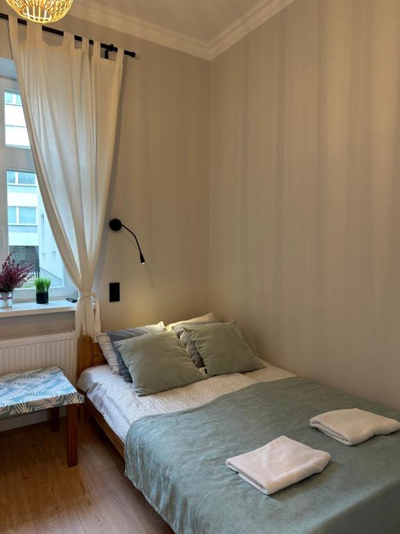Postel nebo postele na pokoji v ubytování Kamienica Ogrodowa Rooms