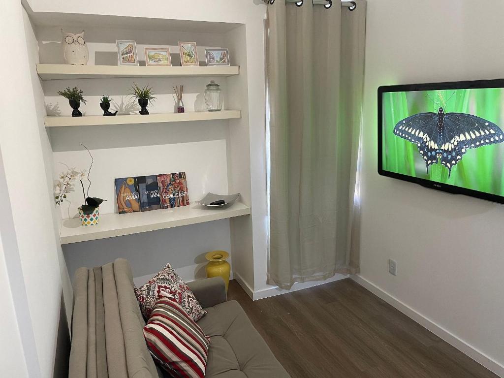 巴西利亞的住宿－Loft Residencial GreenPark by Staya，带沙发和平面电视的客厅