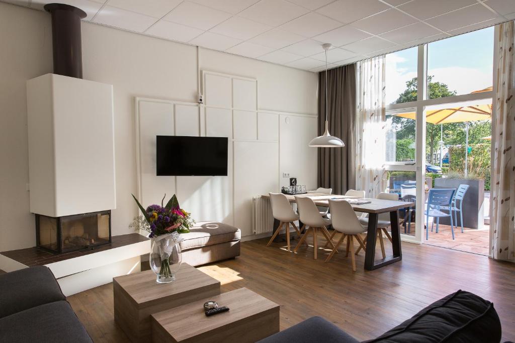 TV a/nebo společenská místnost v ubytování Strandhotel Bos en Duin