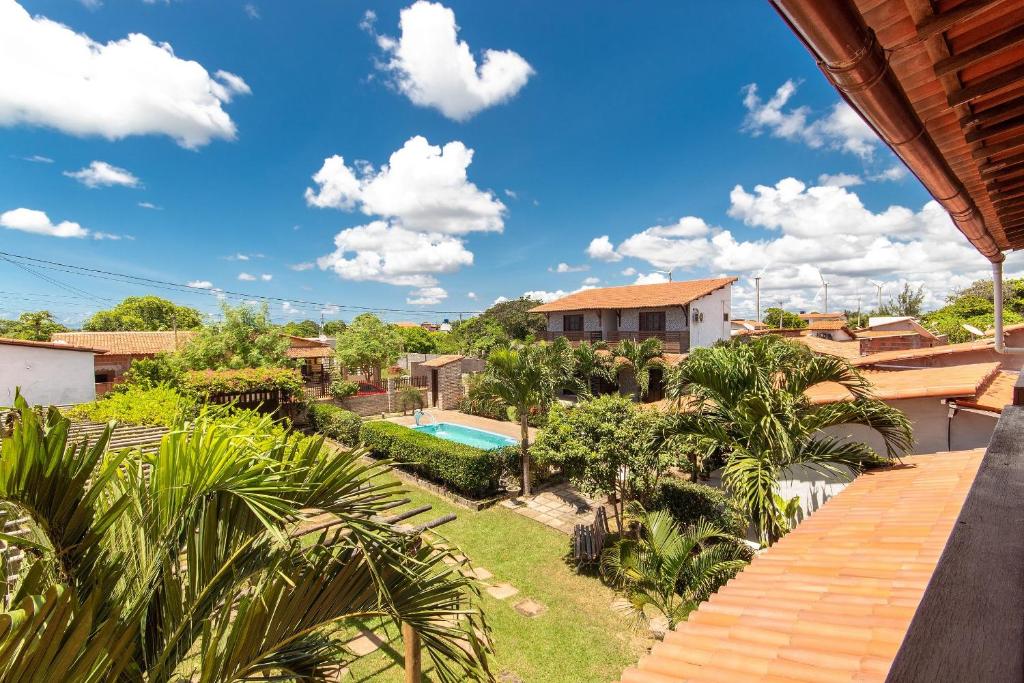 - une vue aérienne sur une maison avec une piscine dans l'établissement Pousada Villa Martins, à São Miguel do Gostoso