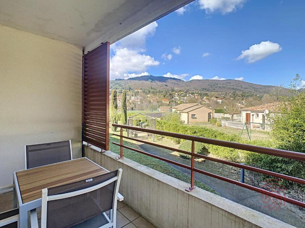 d'un balcon avec une table et une vue sur les montagnes. dans l'établissement Bel F2 climatisé avec terrasse, proche Thermes et centre-ville, animaux acceptés - FR-1-451-154, à Lamalou-les-Bains