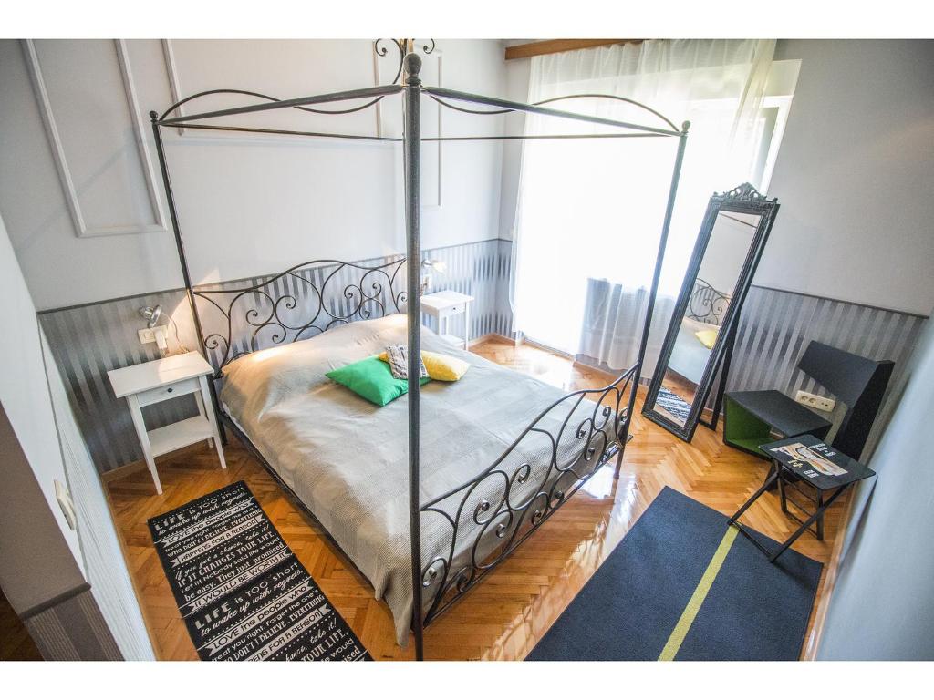 Säng eller sängar i ett rum på Shades Of Grey Apartments