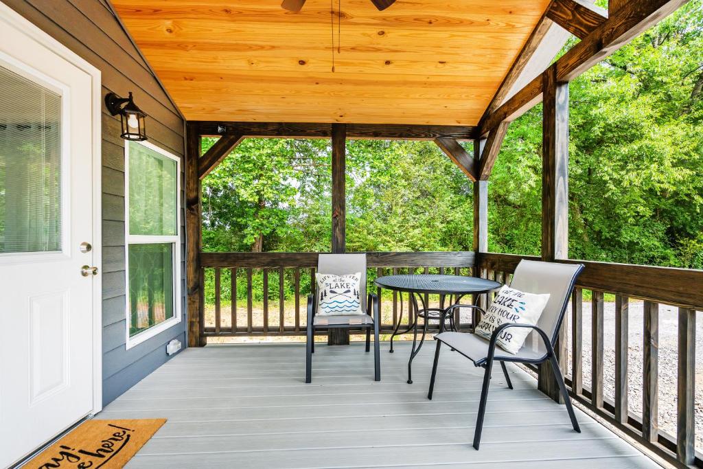 King Bed Tiny Home Near Lake Guntersville, Guntersville (updated prices