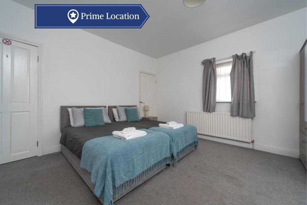 a bedroom with a bed and a window at Homely 1BD Apt with Free Street Parking in Scunthorpe