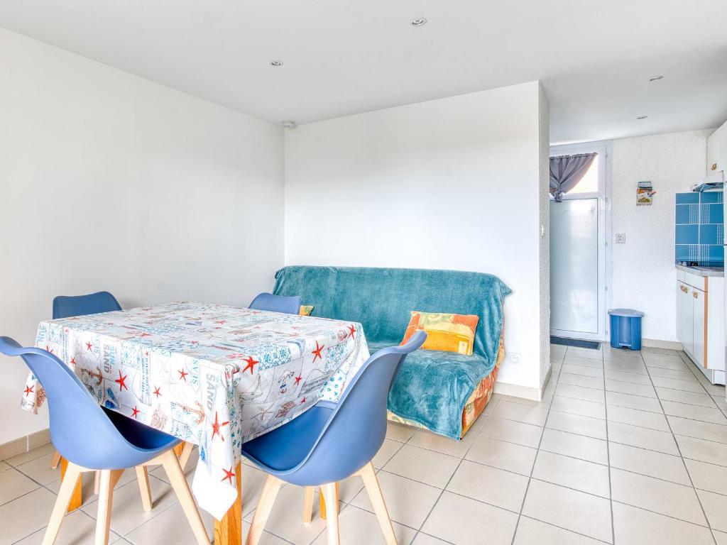 jadalnia ze stołem, krzesłami i kanapą w obiekcie Maison T3 proche plage & centre-ville avec jardinet et parking - FR-1-521-200 w mieście Biscarrosse