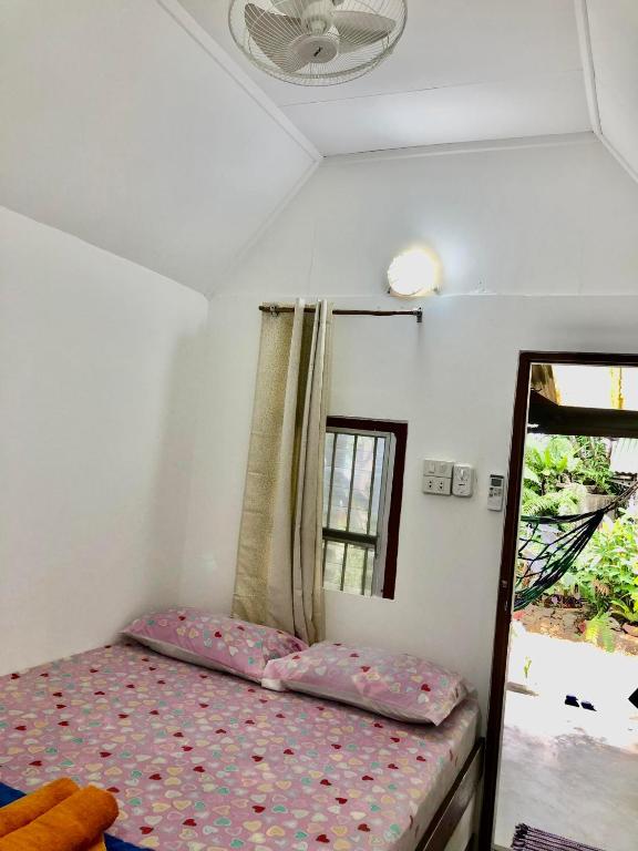 Postel nebo postele na pokoji v ubytování Beer's House Bungalows เบียร์เฮ้าส์บังกะโล