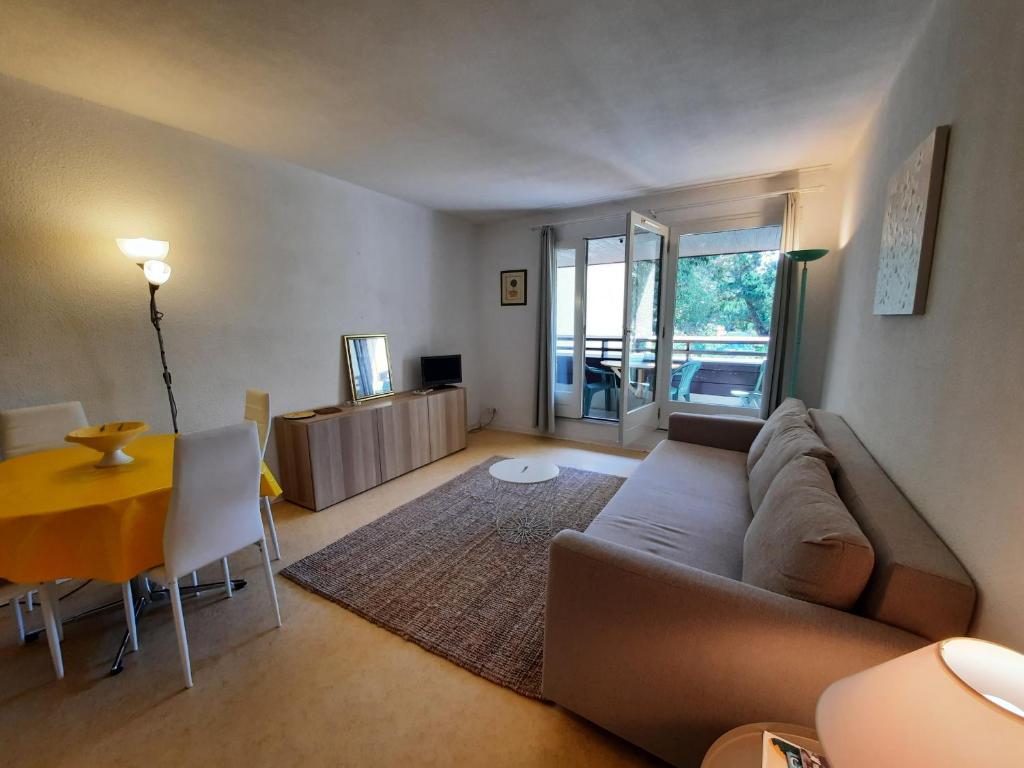 sala de estar con sofá y mesa en Appartement Seignosse, 2 pièces, 4 personnes - FR-1-239-813, en Seignosse