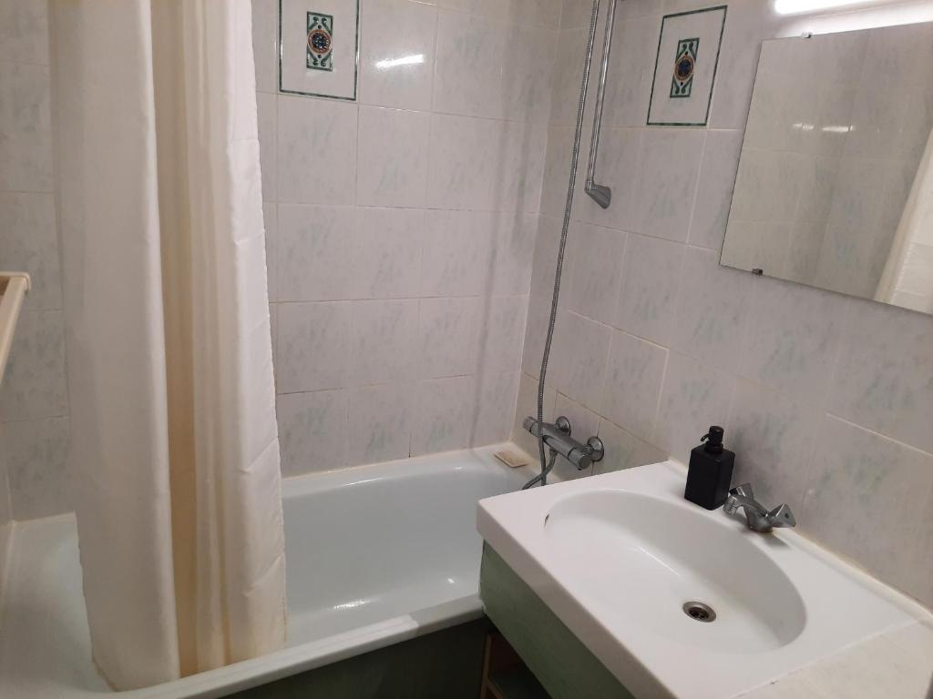 Łazienka w obiekcie Appartement Lumineux à Seignosse, Proche Plage, Commerces et Activités, Parking, Wifi et Balcon - FR-1-239-813