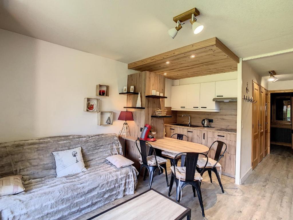salon z kanapą i stołem w obiekcie Charmant 2P à Combloux avec terrasse, parking et casier à ski - FR-1-560-101 w mieście Combloux