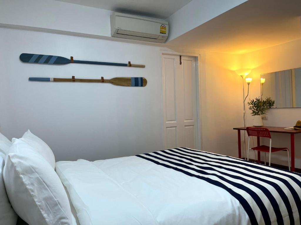 Postel nebo postele na pokoji v ubytování Nautical Home & Seashell House B&B