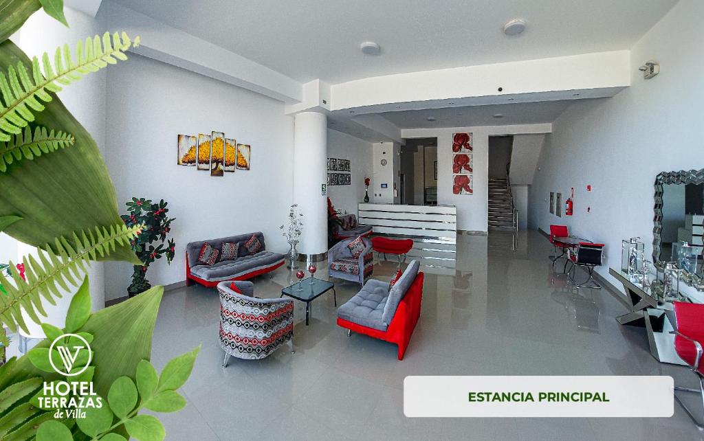 una sala de estar con sillas y mesas rojas. en HOTEL TERRAZAS DE VILLA, en Moquegua