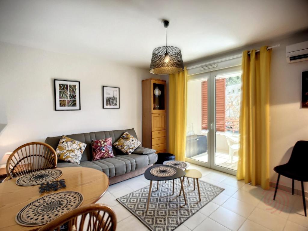 Posedenie v ubytovaní Appartement F2 climatisé avec terrasse, parking privé, à 700m des Thermes de Lamalou-les-Bains - FR-1-451-168