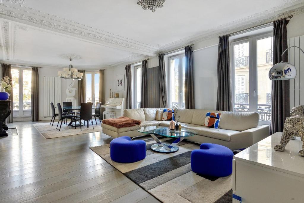 un salon avec un canapé et une table dans l'établissement Appartement exceptionnel avec terrasse en plein coeur de Paris - Welkeys, à Paris