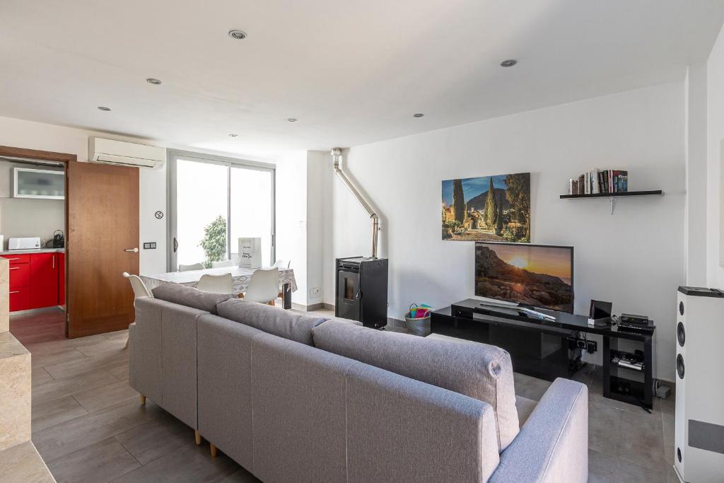 A television and/or entertainment centre at Townhouse Calvari By homevillas360