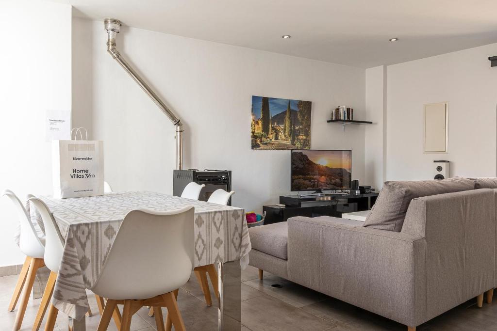 A seating area at Townhouse Calvari By homevillas360