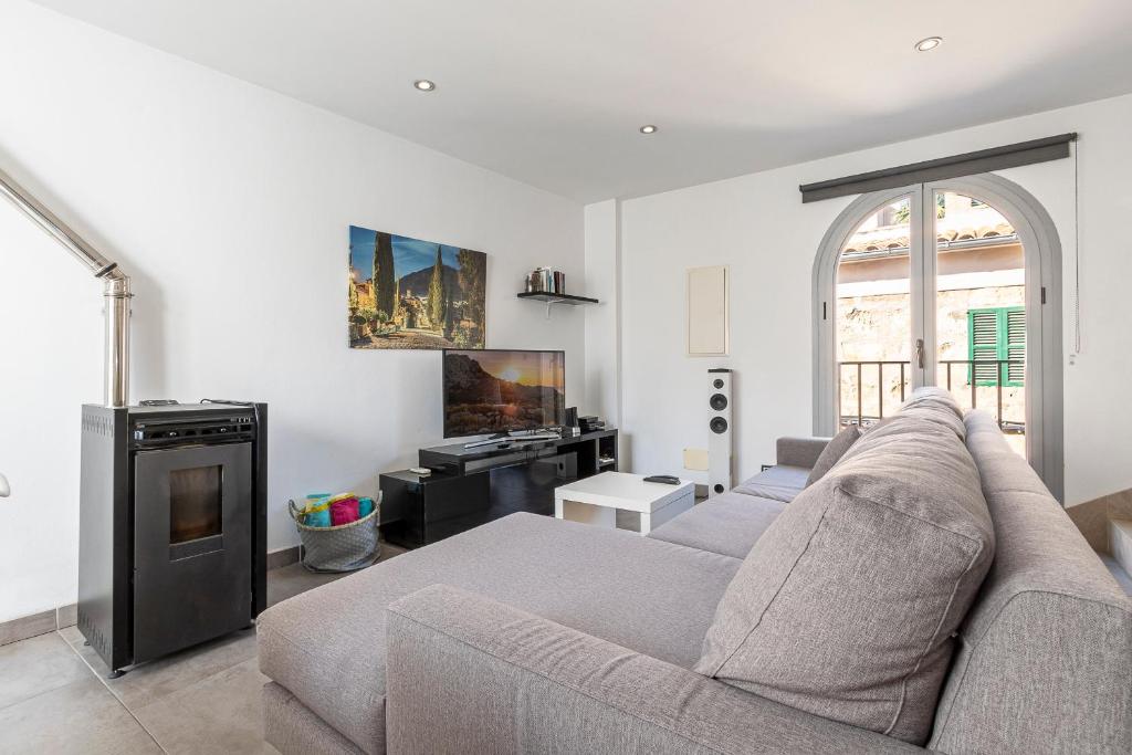 A television and/or entertainment centre at Townhouse Calvari By homevillas360