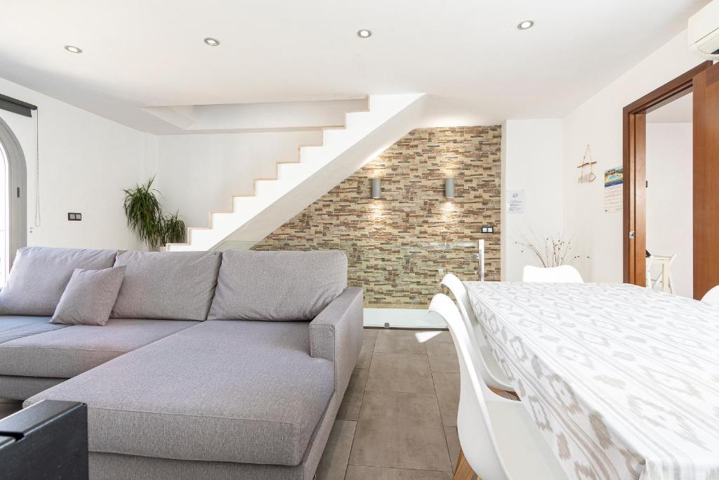 A seating area at Townhouse Calvari By homevillas360