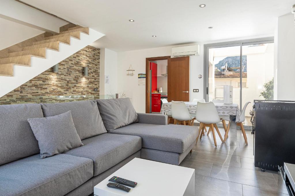 A seating area at Townhouse Calvari By homevillas360